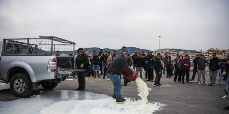 Μυτιλήνη:-Κλιμακώνουν-τις-κινητοποιήσεις-τους-οι-κτηνοτρόφοι-–-Ανεστάλησαν-δρομολόγια-πλοίων,-πλήγμα-για-τον-τουρισμό
