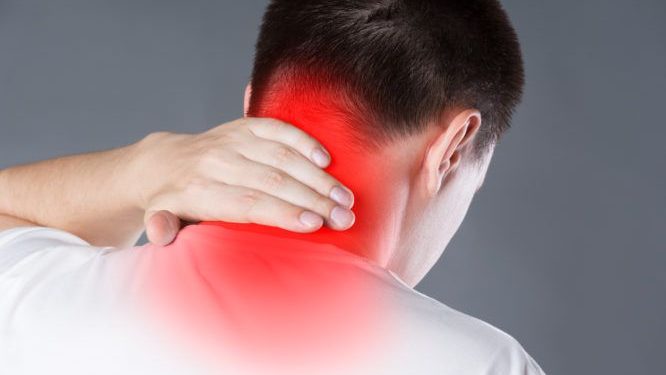 Πόνος-στον-αυχένα:-Πώς-να-ανακουφιστείτε-γρήγορα-με-απλές-κινήσεις