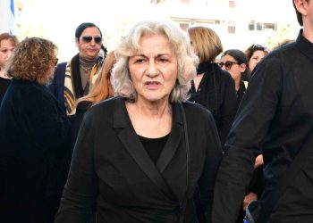 Θεανώ-Φωτίου:-Συντετριμμένη-στην-κηδεία-του-γιου-της-Βασίλη-Ρίζου