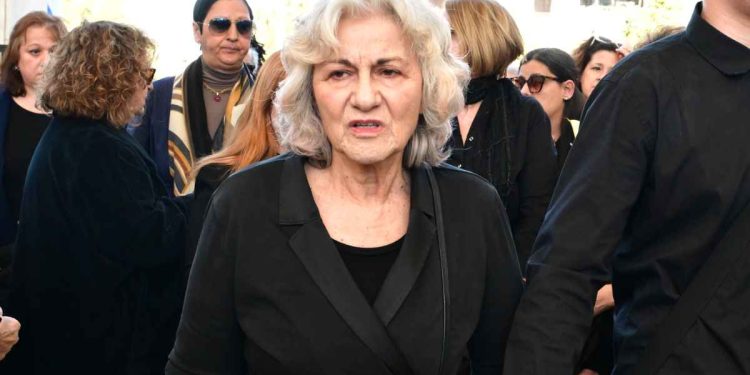 Θεανώ-Φωτίου:-Συντετριμμένη-στην-κηδεία-του-γιου-της-Βασίλη-Ρίζου
