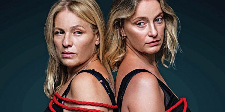 Τουμασάτου-και-Δροσάκη-στη-σκηνή-του-θεάτρου-«Κάτια-Δανδουλάκη»