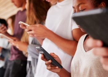 future-report:-3-στους-4-εφήβους-χρησιμοποιούν-app-ευεξίας-–-13χρονοι-δηλώνουν-ψευδή-ηλικία-στα-social-media