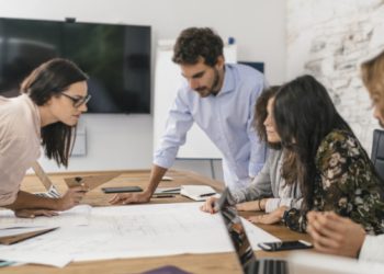 Μελέτη-από-την-iwg:-h-γενιά-Ζ-εκπαιδεύει-τους-μεγαλύτερους-στην-τεχνητή-νοημοσύνη