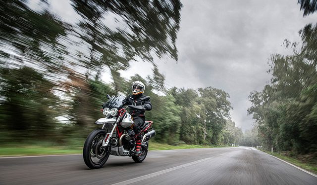 Η-moto-guzzi-σε-ταξιδεύει-με-μοναδικά-πλεονεκτήματα