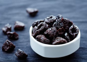 Οστεοπόρωση:-Το-αποξηραμένο-φρούτο-που-συμβάλλει-στην-υγεία-των-οστών-και-τα-επιπλέον-οφέλη-του
