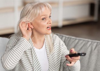 Απώλεια-ακοής:-Όταν-δεν-ακούς-όπως-πριν-–-6-σημάδια-που-λένε-την-αλήθεια