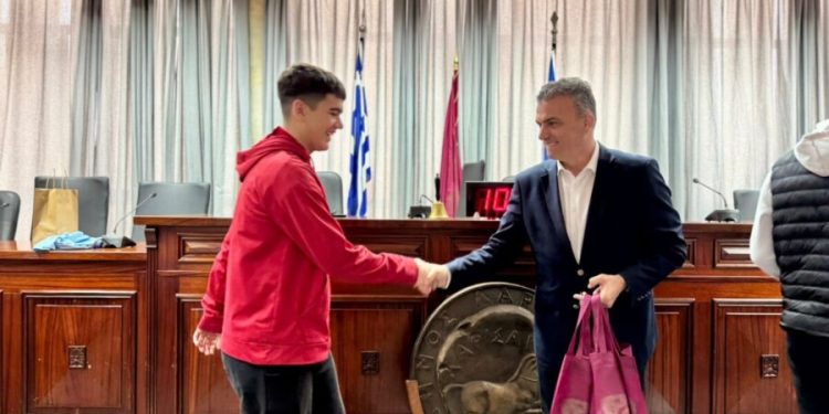 Στο-Δημαρχείο-της-Λάρισας-αθλητές-της-γερμανικής-svc04-sonneberg-–-Θ.-Μαμάκος:-«Σε-αυτή-την-πόλη-έχετε-μόνο-φίλους»