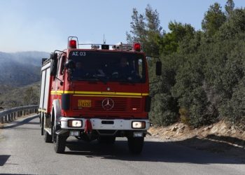 Αυτοκίνητο-έπεσε-σε-γκρεμό-στην-Πάρνηθα,-απεγκλωβίστηκε-ο-οδηγός