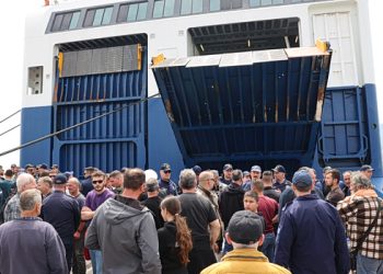 Μυτιλήνη:-Δεν-υποχωρούν-οι-κτηνοτρόφοι-–-Ένταση-στο-λιμάνι-–-Δεν-επέτρεψαν-αποβίβαση-φορτηγών