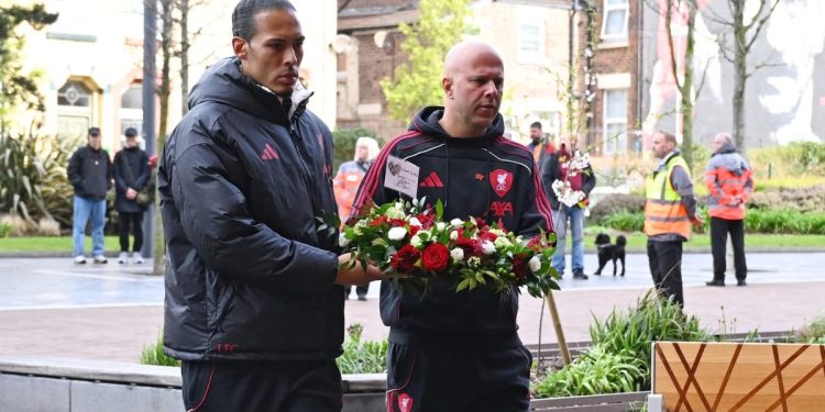 Η-Λίβερπουλ-απέτισε-φόρο-τιμής-στα-θύματα-του-Χίλσμπορο-(pics)
