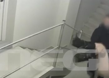 Κεφαλονιά:-Η-στιγμή-που-ο-26χρονος-αρσιβαρίστας-μεταφέρει-λιπόθυμη-την-Μυρτώ-από-το-ξενοδοχείο