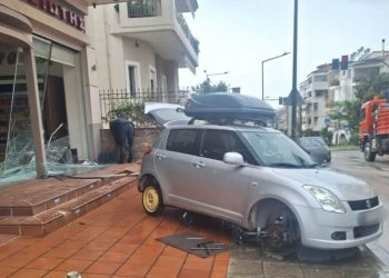 Αγρίνιο:-Λύθηκε-το-χειρόφρενο-σε-αυτοκίνητο-και-«καρφώθηκε»-σε-τζαμαρία-φούρνου