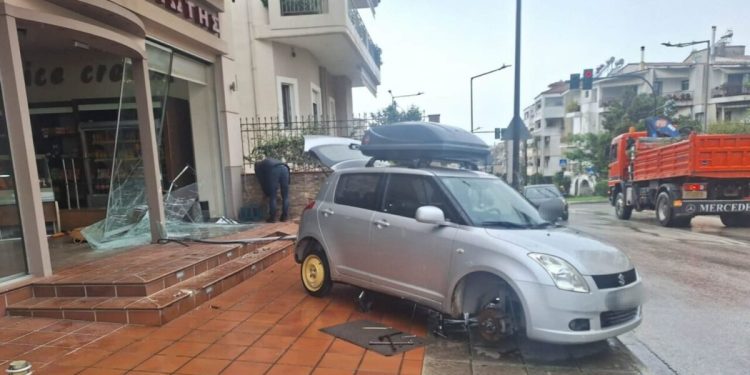 Αγρίνιο:-Λύθηκε-το-χειρόφρενο-σε-αυτοκίνητο-και-«καρφώθηκε»-σε-τζαμαρία-φούρνου