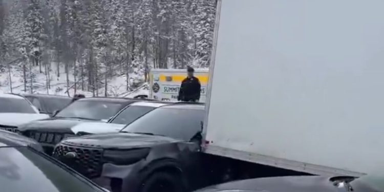 Κολοράντο:-19-τραυματίες-από-τεράστια-καραμπόλα-75-οχημάτων-–-Σοκαριστικές-εικόνες-από-στοιβαγμένα-αυτοκίνητα