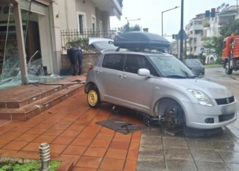 Αυτοκίνητο-έπεσε-πάνω-σε-τζαμαρία-φούρνου-στο-Αγρίνιο