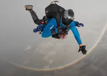 Αλεξιπτωτιστές-κατέγραψαν-σπάνιο-βίντεο-από-ουράνιο-τόξο-σε-πλήρη-κύκλο-–-Η-εξήγηση-Κολυδά