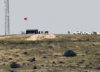 Κύπρος:-Νέα-πρόκληση-από-το-ψευδοκράτος-–-Κατέβασαν-15-άρματα-μάχης,-έφεραν-«αστυνομικούς»-με-πολιτικά-και-τοποθέτησαν-τουρκική-σημαία