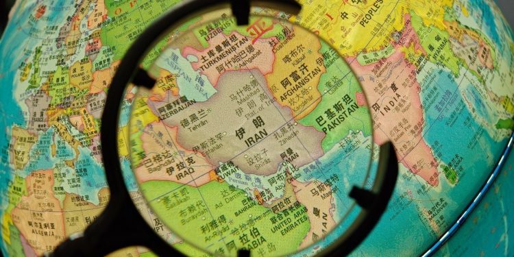 Στενά-του-Ορμούζ:-Γιατί-το-Ιράν-ζητάει-να-επιβληθούν-«διόδια»-σε-όλα-τα-πλοία-(tweets)