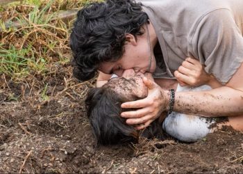 «Φιλί-φωτιά»-στη-«Σύγκρουση»-–-Η-εικόνα-που-προδίδει-το-μυστικό-της-νέας-σειράς-του-mega