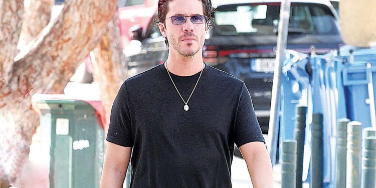 Νίκος-Οικονομόπουλος:-Νο1-το-τραγούδι-του-«Όπου-και-αν-πας»