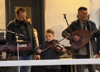 Ο-μικρός-Ιάκωβος-με-το-βιολί-του-έκλεψε-την-παράσταση-σε-γιορτή-στο-Κεχρό-της-Τήνου,-δείτε-βίντεο