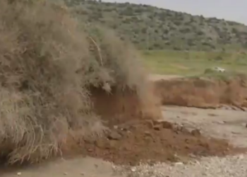 Δραματική-διάσωση-πατέρα-και-γιου-που-καταπλακώθηκαν-από-χώματα-σε-παραλία-της-Βάρκιζας