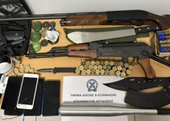 Συλλήψεις-για-την-άγρια-επίθεση-σε-καφετέρια-στο-Αίγιο:-Βρήκαν-καλάσνικοφ,-ματσέτα-και-σιδερογροθιά-στα-σπίτια-τους