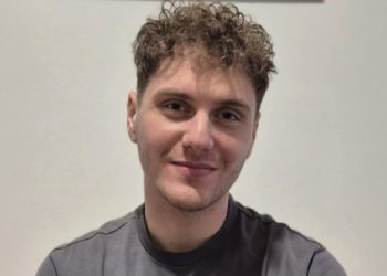 Υποτροφία-σε-μαθητή-που-για-έξι-χρόνια-πήγαινε-με-καΐκι-σχολείο-από-τον-Κάλαμο-στον-Μύτικα:-Να-έχετε-κουράγιο,-επιμονή-και-υπομονή-λέει-στους-νέους