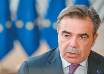 Στις-Βρυξέλλες-ο-Μαργαρίτης-Σχοινάς,-συναντήσεις-υπουργού-με-Ευρωπαίους-Επιτρόπους