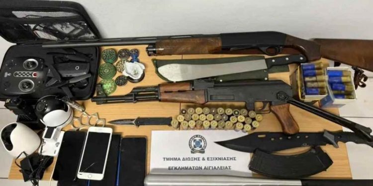 Αίγιο:-Συλλήψεις-για-την-άγρια-επιδρομή-σε-καφετέρια-–-Όπλα,-ματσέτα-και-σιδερογροθιά-στα-σπίτια-τους