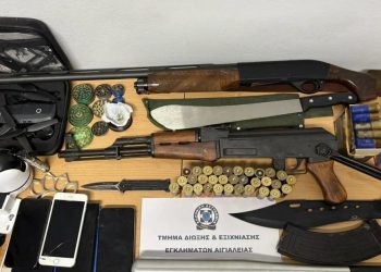 Αίγιο:-Συλλήψεις-για-την-άγρια-επιδρομή-σε-καφετέρια-–-Όπλα,-ματσέτα-και-σιδερογροθιά-στα-σπίτια-τους