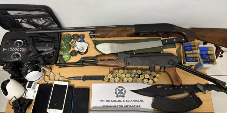 Αίγιο:-Συλλήψεις-για-την-άγρια-επιδρομή-σε-καφετέρια-–-Όπλα,-ματσέτα-και-σιδερογροθιά-στα-σπίτια-τους