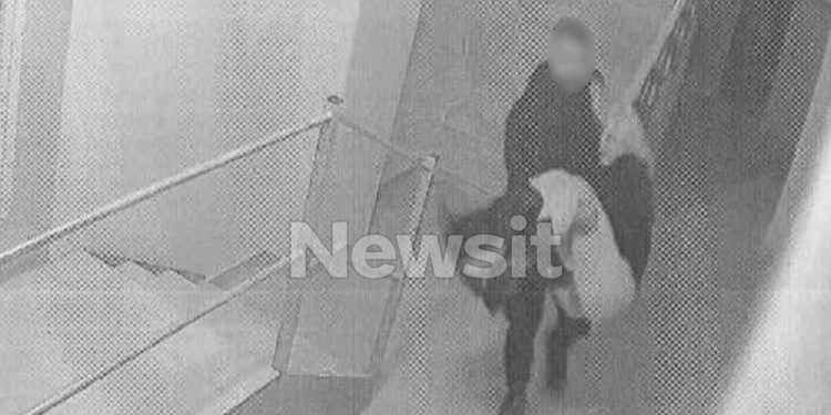 Κεφαλονιά:-Καρέ-καρέ-η-μεταφορά-της-Μυρτούς-από-το-ξενοδοχείο-–-Η-επιστροφή-για-να-καθαρίσουν-τις-«σκόνες»-και-η-κυνική-ομολογία-του-23χρονου