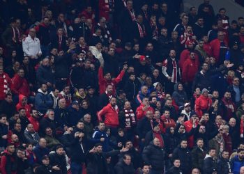 Οπαδοί-του-Ολυμπιακού-στην-προπόνηση,-ενόψει-Παναθηναϊκού:-«Να-ματώσετε-τη-φανέλα»