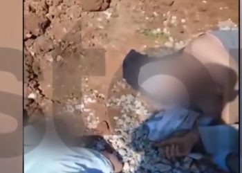 Βάρκιζα:-Πατέρας-και-γιος-καταπλακώθηκαν-από-πέτρες-σε-παραλία-–-«Φώναζαν-βοήθεια,-ήταν-καλυμμένοι-με-χώμα»