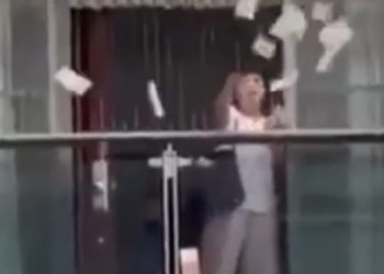 Κίνα:-Τσακώθηκε-με-τον-άντρα-της-και-πέταξε-από-το-παράθυρο-160.000-δολάρια