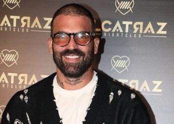 Δημήτρης-Αλεξάνδρου-–-Ρία-Ελληνίδου:-Το-κατοικίδιο-φίδι-του-επιχειρηματία-τυλίχτηκε-γύρω-από-την-τραγουδίστρια-–-Δείτε-βίντεο