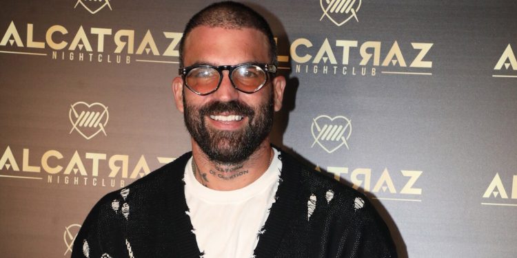 Δημήτρης-Αλεξάνδρου-–-Ρία-Ελληνίδου:-Το-κατοικίδιο-φίδι-του-επιχειρηματία-τυλίχτηκε-γύρω-από-την-τραγουδίστρια-–-Δείτε-βίντεο