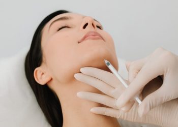 Στοχευμένο-λίφτινγκ:-jawline-contouring-&-temporal-lift-–-Σύγχρονη-αναδιάταξη-όγκου-και-γωνιών-χωρίς-ολικό-facelift