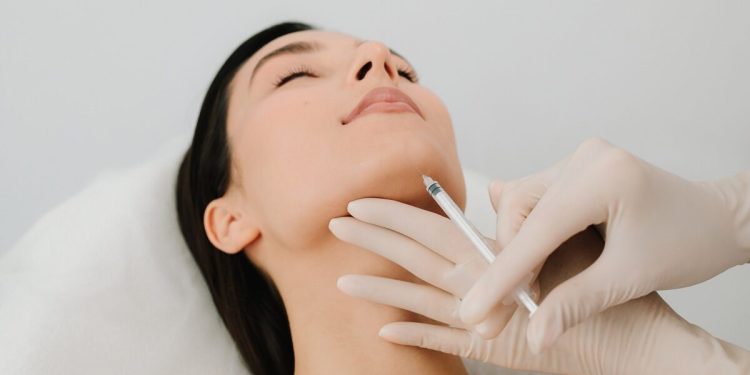 Στοχευμένο-λίφτινγκ:-jawline-contouring-&-temporal-lift-–-Σύγχρονη-αναδιάταξη-όγκου-και-γωνιών-χωρίς-ολικό-facelift