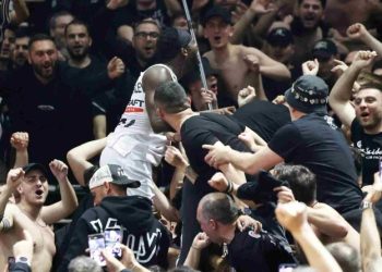 ΠΑΟΚ-–-Άρης:-Ο-Μπέβερλι-τρελάθηκε-και-βούτηξε-στην-εξέδρα