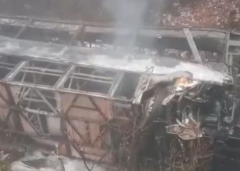 Τραγωδία-στον-Ισημερινό:-Τουλάχιστον-11-νεκροί-και-20-τραυματίες-από-πτώση-λεωφορείου-σε-χαράδρα