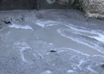 Κυψέλη:-Μυστήριο-με-το-υγρό-τσιμέντο-που-πλημμυρίζει-δρόμους-της-περιοχής