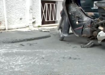 Ανεξήγητο-φαινόμενο-στην-Κυψέλη:-Πλημμύρισαν-δρόμοι-με-υγρό-τσιμέντο-–-Αναβλύζει-ασταμάτητα-από-την-αυλή-εγκαταλελειμμένου-κτιρίου