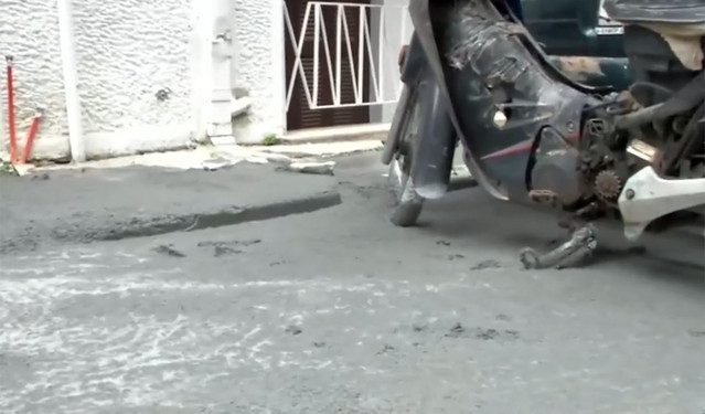 Ανεξήγητο-φαινόμενο-στην-Κυψέλη:-Πλημμύρισαν-δρόμοι-με-υγρό-τσιμέντο-–-Αναβλύζει-ασταμάτητα-από-την-αυλή-εγκαταλελειμμένου-κτιρίου