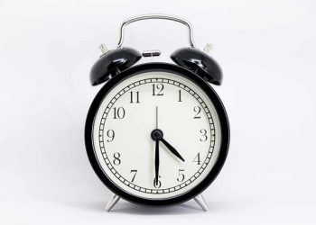 Γιατί-τα-ρολόγια-γυρίζουν-αριστερόστροφα