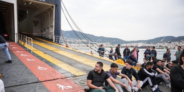 Μυτιλήνη:-Ανυποχώρητοι-οι-κτηνοτρόφοι,-συνεχίζουν-το-μπλόκο-στο-λιμάνι-–-Μεγάλο-συλλαλητήριο-σήμερα-για-τον-αφθώδη-πυρετό