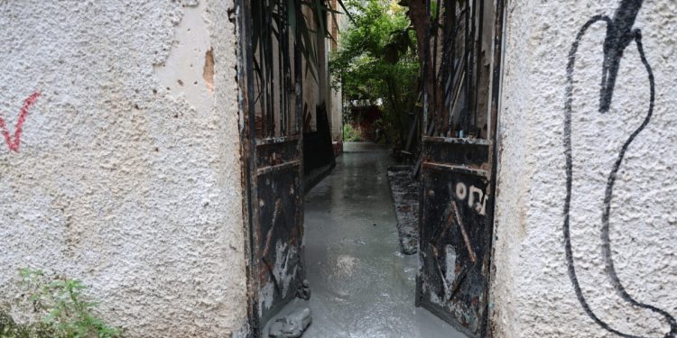 Κυψέλη:-Τι-είναι-ο-αθηναϊκός-σχιστόλιθος-που-μοιάζει-με-υγρό-τσιμέντο-και-αναβλύζει-από-αυλή