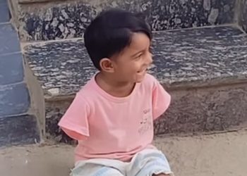 Το-κοριτσάκι-χωρίς-χέρια-που-συγκίνησε-το-διαδίκτυο:-Δεν-παίζει,-αλλά-ζει-τη-χαρά