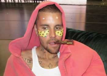 to-νέο-λανσάρισμα-της-rhode-θα-σας-κάνει-να-βλέπετε-την-ακμή-σας-και-να-μη-φρικάρετε